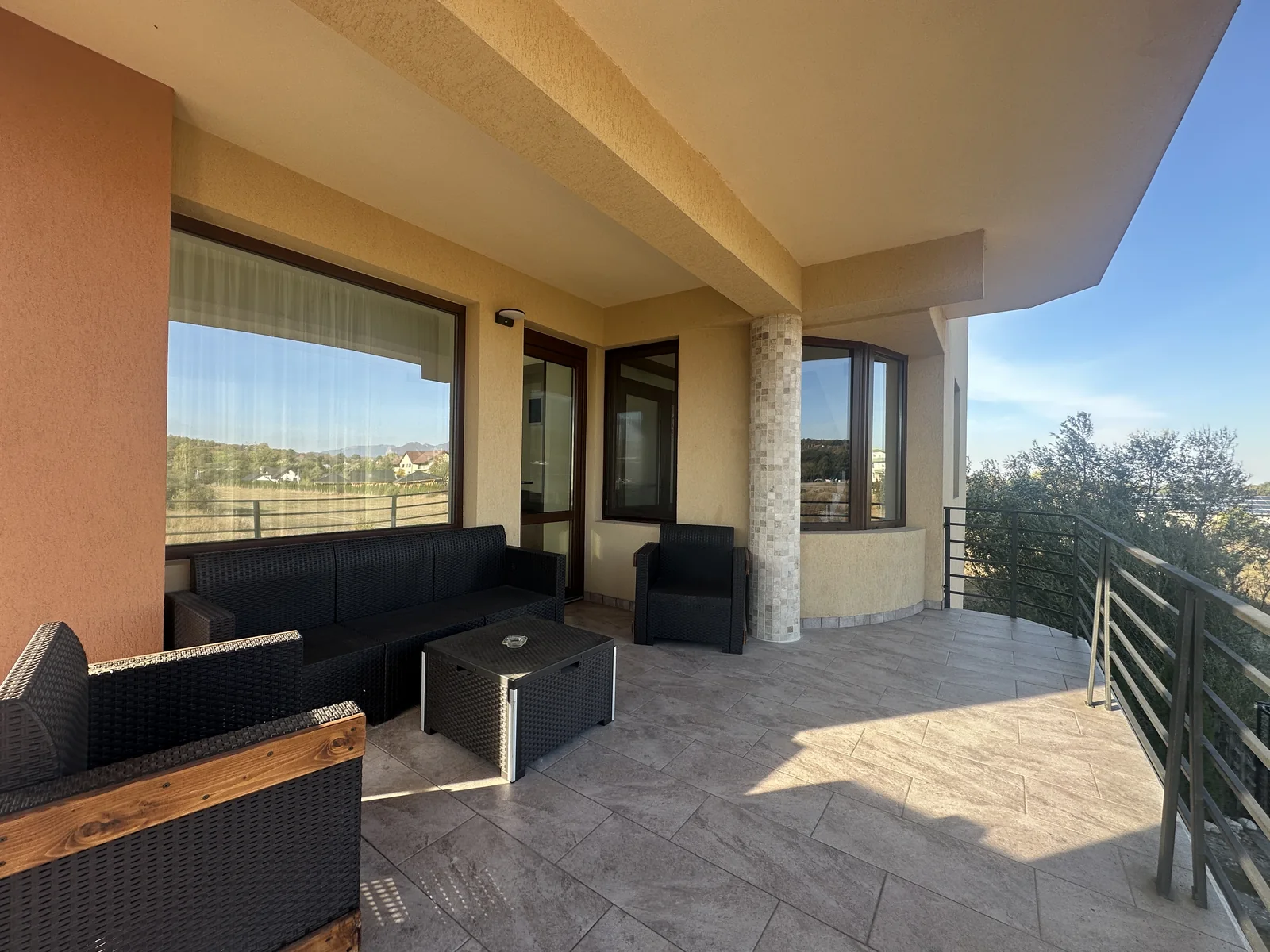 Balcon panoramic cu canapea de exterior la Casa Tilă